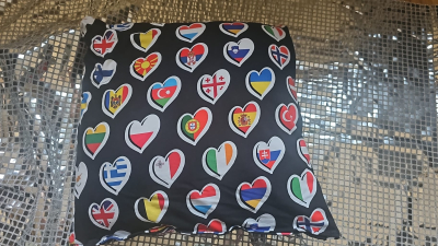 Selbstgenähtes Kissen mit Flaggenherzen schwarz