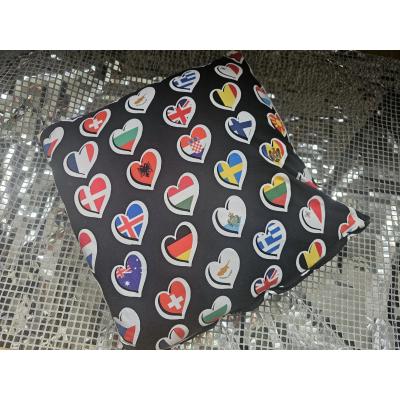 Handgenähtes Kissen mit Flaggenherzen schwarz