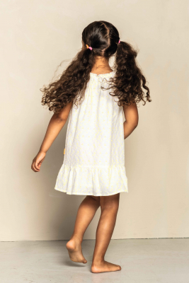 Steiff weißes festliches Sommerkleid mit gelb gestickten Blüten 3210