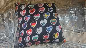 Selbstgenähtes Kissen mit Flaggenherzen schwarz
