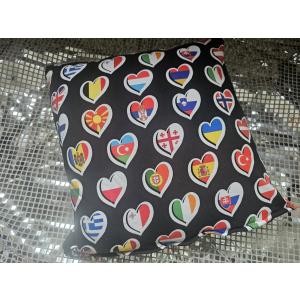 Handgenähtes Kissen mit Flaggenherzen schwarz