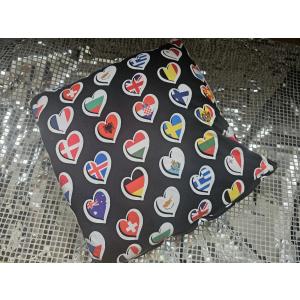 Handgenähtes Kissen mit Flaggenherzen schwarz